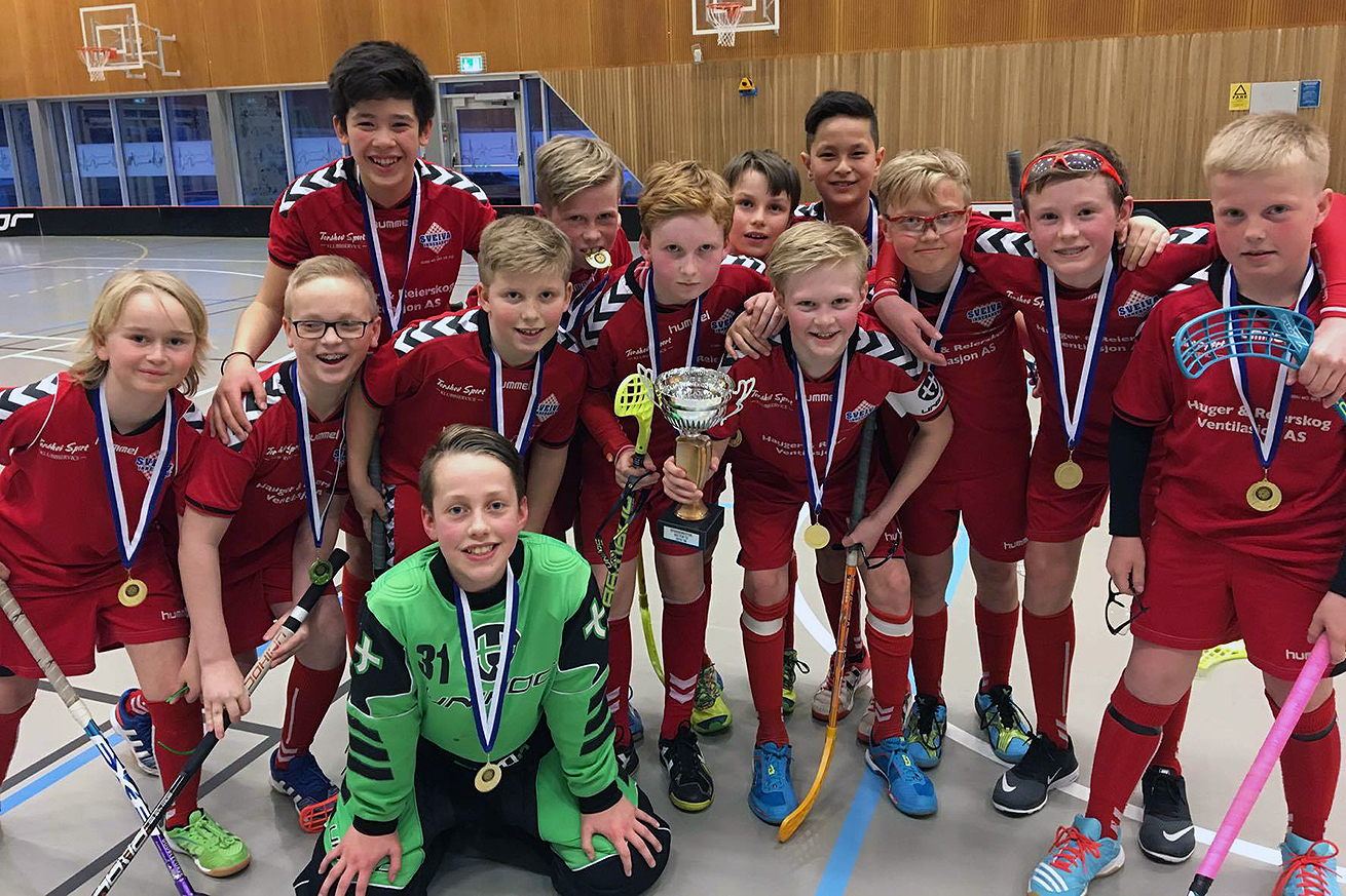 Sveiva Innebandys gutter 12 avsluttet seriespillet på søndag. Da fikk de også utdelt pokalen og medaljene som følger med det å bli seriemester.