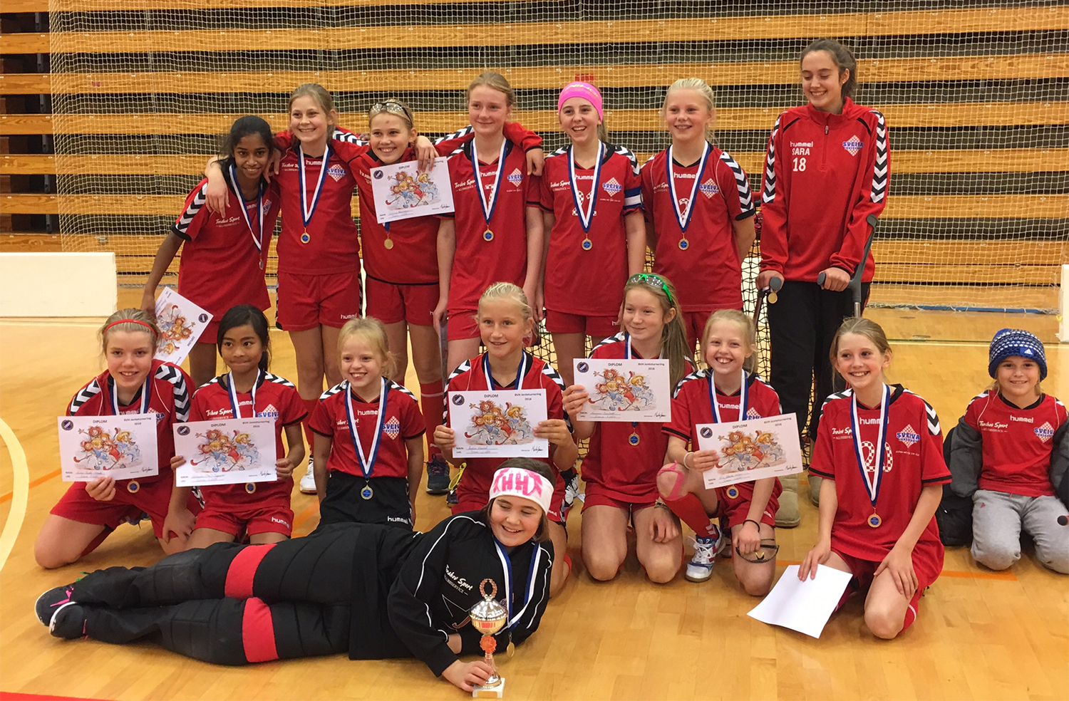 Sveiva jenter 14, vant søndag jenteturneringen i Rykkinhallen.