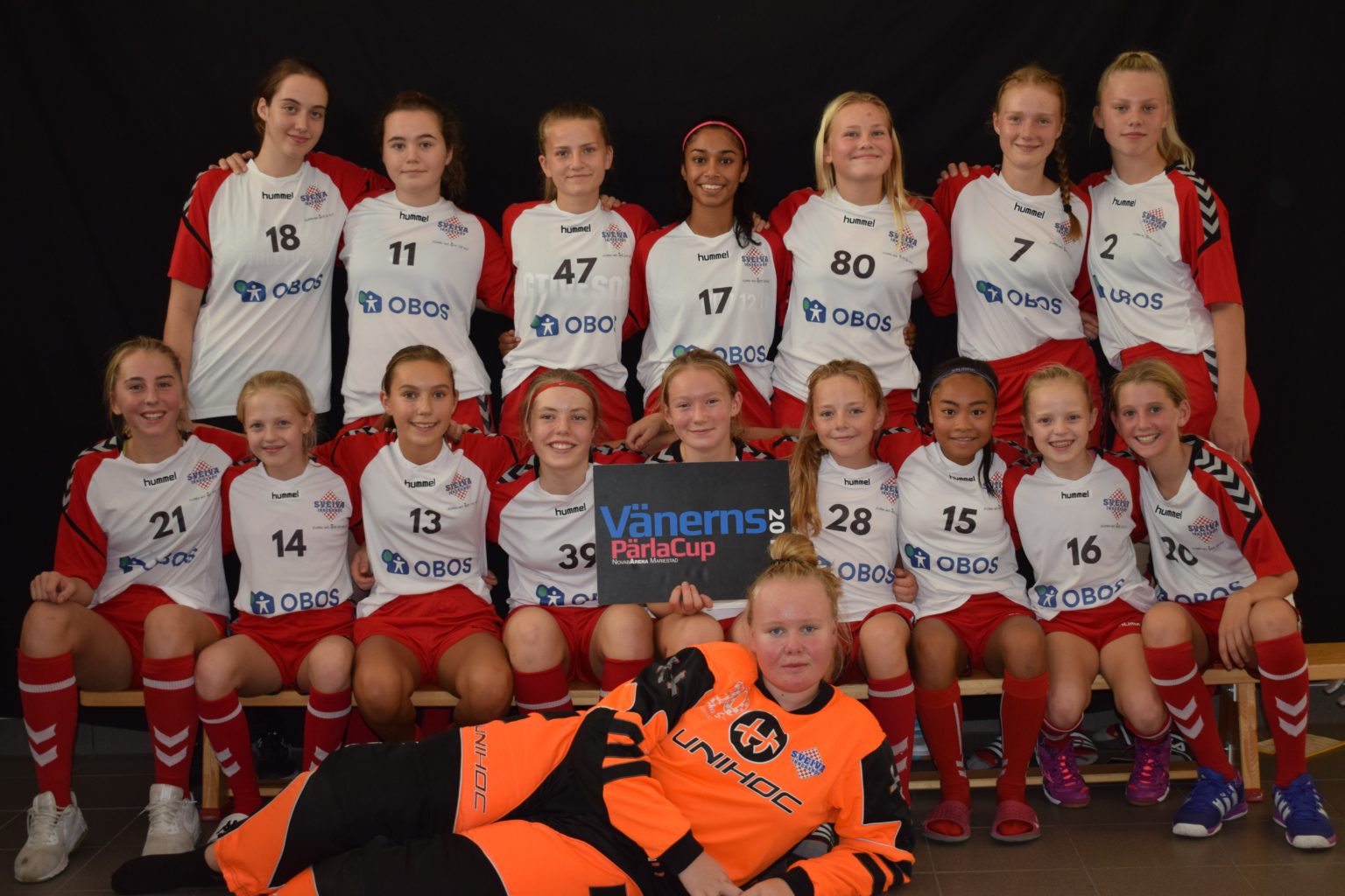 Sveivas J14/15 ble invitert til å delta, som eneste norske lag, på «Vänerns Pärla Cup 2018». Dette var en mulighet for jentene til å møte nye lag og få god motstand som en oppkjøring til sesongen, og vi stilte med 3 fulle rekker med jenter født ’03 til ‘06.