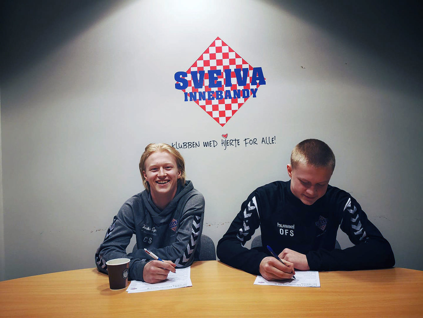 To blad Sletten; Casper og Oliver, samt Adrian Johnsen har satt navnetrekket sitt på kontraktene som gjør de til  Sveiva-spillere også de to kommende sesongene.